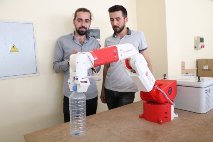 Üniversite öğrencilerinden robot kol: Müjgan