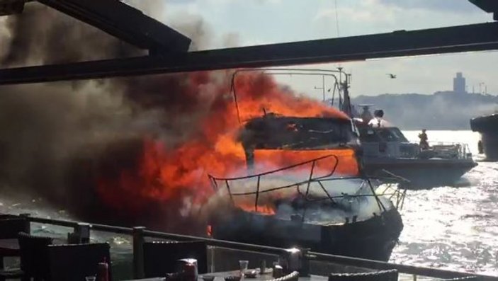 Üsküdar açıklarında tekne yangını