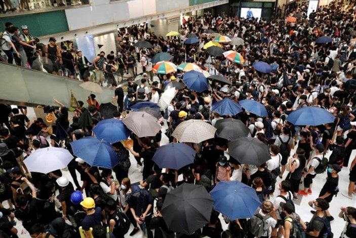 Hong Konglular bir kez daha sokaklarda