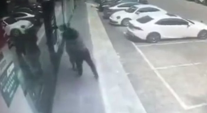 Çinli adam kaldırımda telefonla konuşan kadına tokat attı