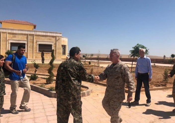 ABD'li general YPG/PKK elebaşıyla bir arada