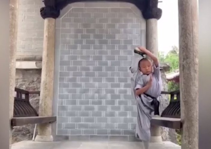 Küçük çocuğun muhteşem Kung Fu şovu