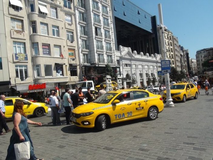 Polis eksik evraklı taksicilere cezayı kesti