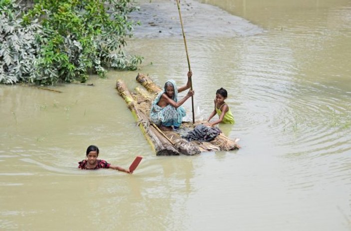 Hindistan'daki aşırı yağışlar can almaya devam ediyor