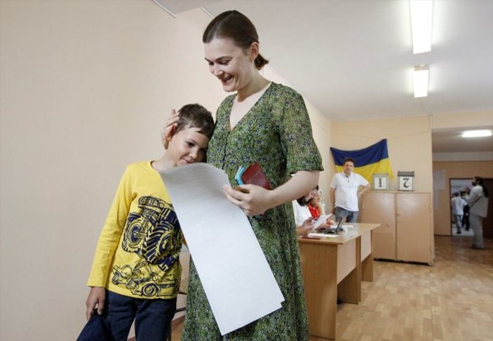 Ukrayna’da erken seçimin galibi Zelenski