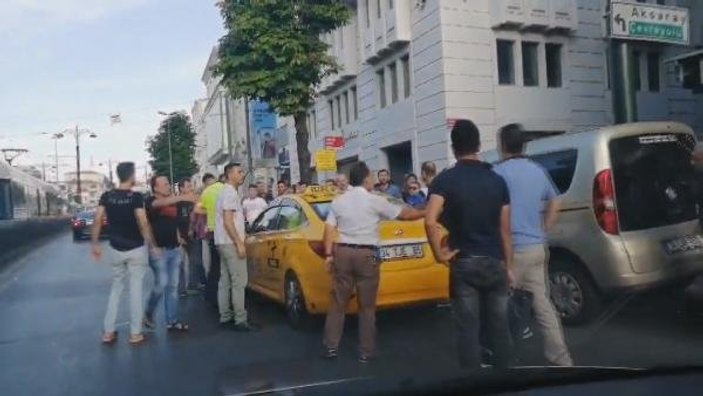 Fatih'te taksici yolcuya bıçakla saldırdı