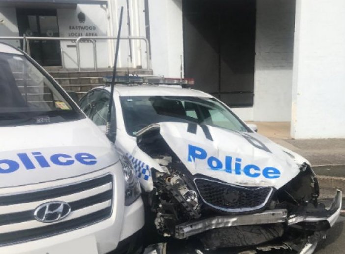 Avustralya'da uyuşturucu kaçakçısı polis aracına çarptı