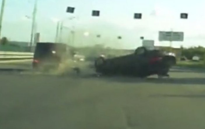 Rus sürücü makas atmak isterken takla attı