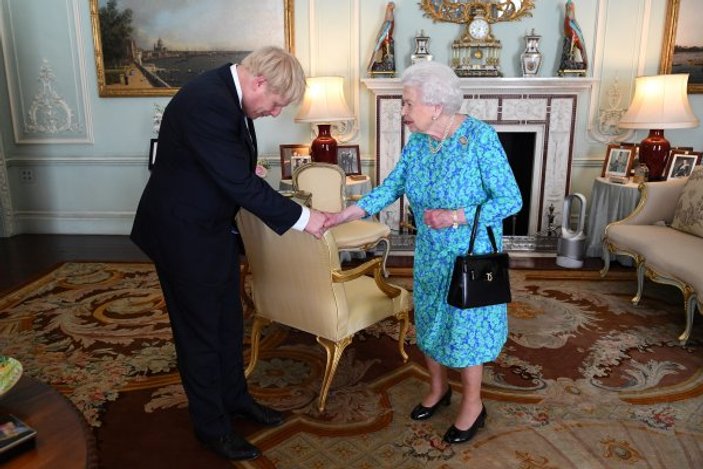 Kraliçe Elizabeth, Boris Johnson'a yetkiyi verdi