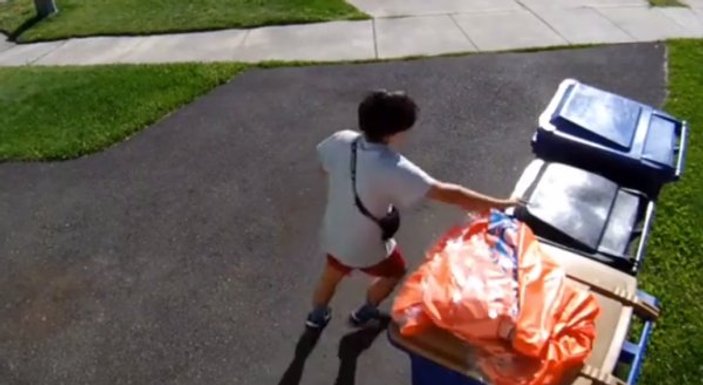 ABD'li genç polisten kaçmak için çöp kutusuna saklandı