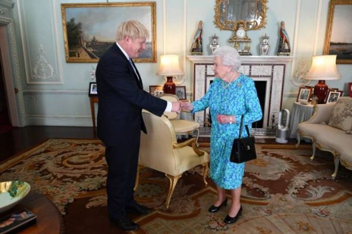 Kraliçe Elizabeth, Boris Johnson'a yetkiyi verdi