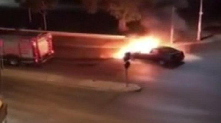 İzmir'de iki araç yandı