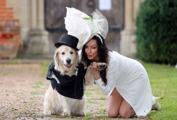 Eski İngiliz model, köpeği ile evleniyor