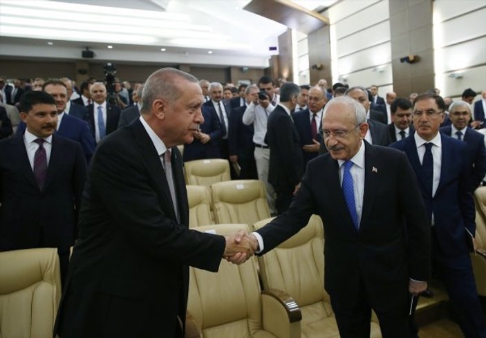 Erdoğan ve Kılıçdaroğlu birbirlerine bakmadan tokalaştı