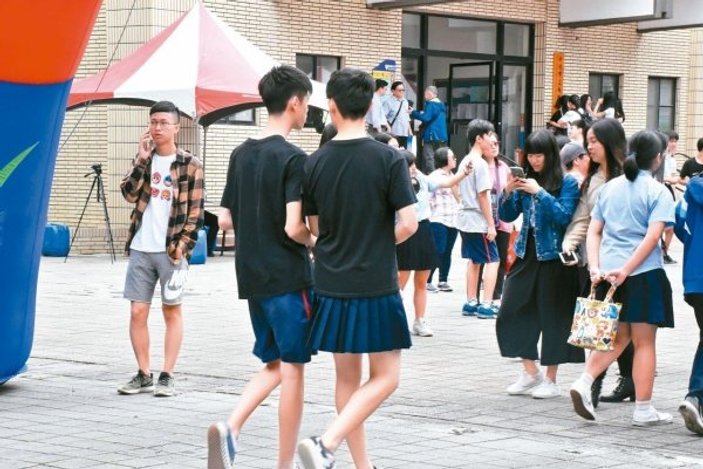 Tayvan'da erkek lise öğrencileri etek giyiyor