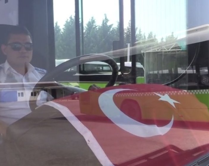 Kocaeli'de otobüs sürücüsü Türk bayrağını yerde bırakmadı