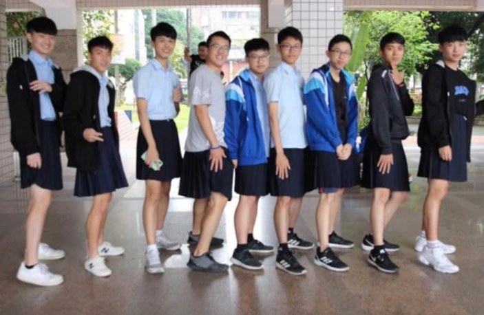 Tayvan'da erkek lise öğrencileri etek giyiyor