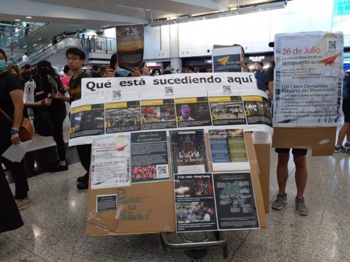 Hong Kong'da protestolar havaalanına sıçradı