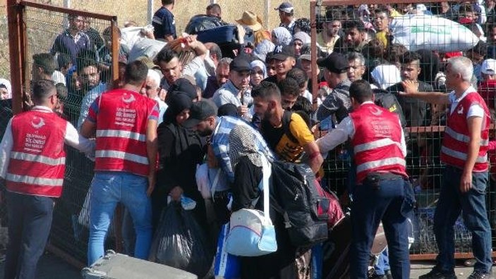 Suriyeliler sınır kapısında izdiham oluşturdu