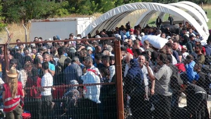 Suriyeliler sınır kapısında izdiham oluşturdu