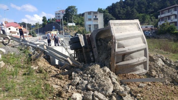 Freni patlayan kamyon Arnavutköy'de şarampole yuvarlandı