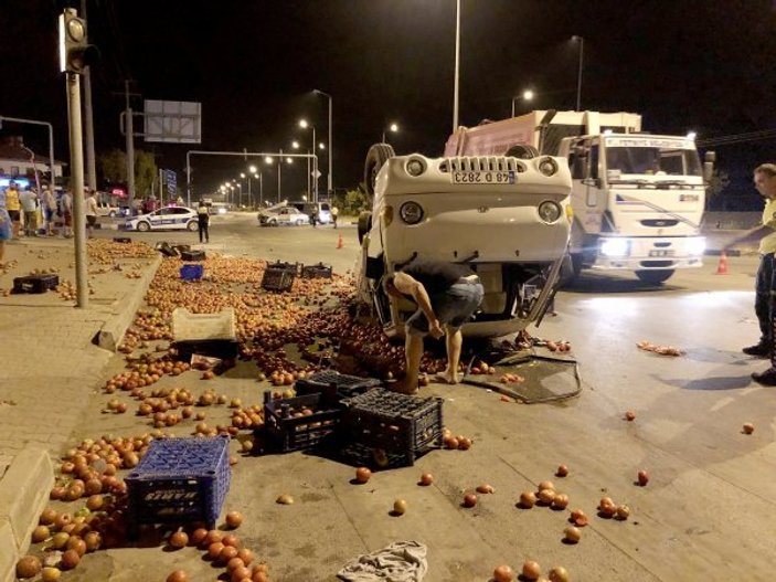 Muğla'da domates yüklü kamyonetle otomobil çarpıştı