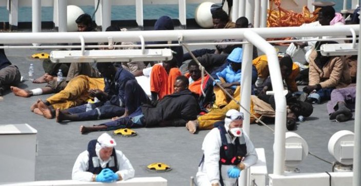 İtalya'da göçmen kurtaran sahil güvenlik gemisine yasak