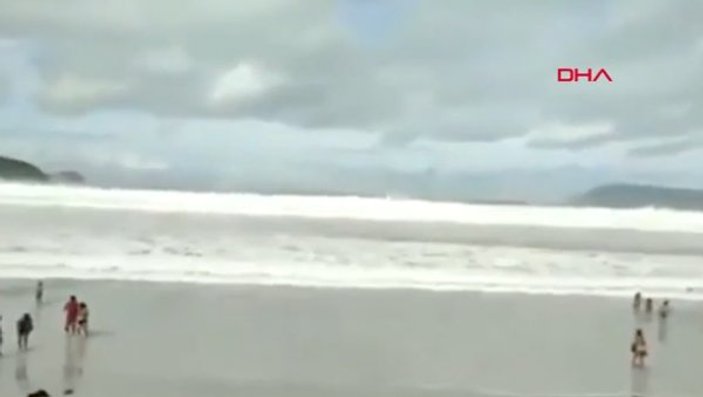 Brezilya plajındaki dev dalgalar panik yarattı
