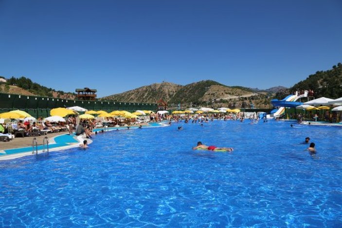 Tunceli'de turistlerin havuz keyfi
