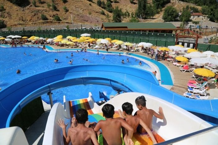 Tunceli'de turistlerin havuz keyfi