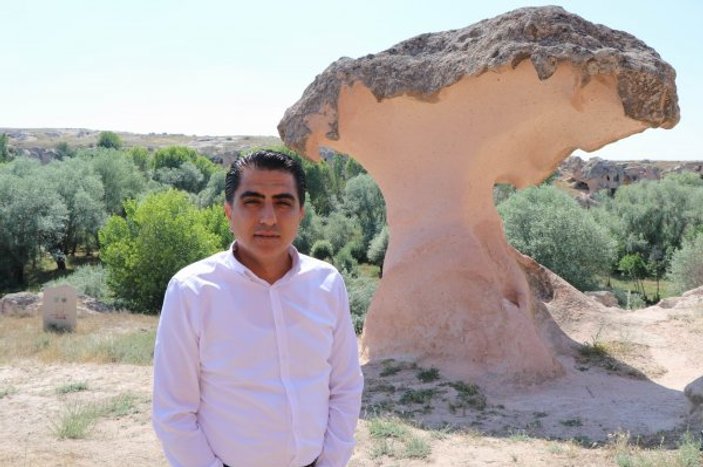 Nevşehir'deki mantarkaya turistlerin ilgisini çekiyor