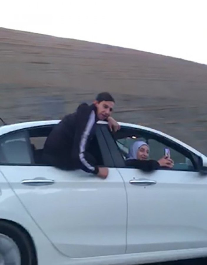 Kahramanmaraş'ta otomobil camında tehlikeli yolculuk
