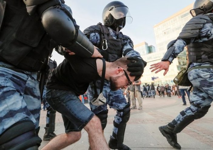 Rusya'da pretostoculara sert polis müdahalesi