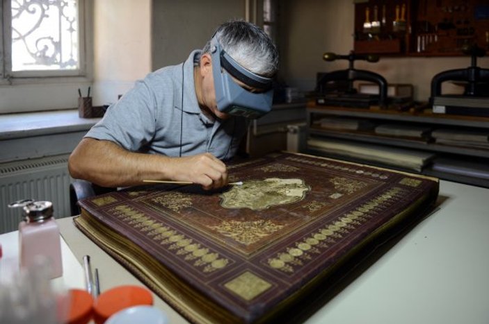 140 yıllık albüm Dolmabahçe Sarayı'nda restore ediliyor