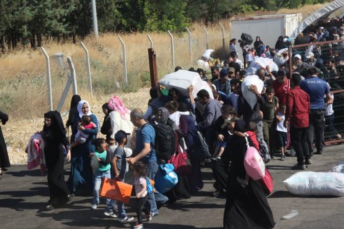 Suriyeliler sınırdan geçip, tatil için ülkelerine gidiyor