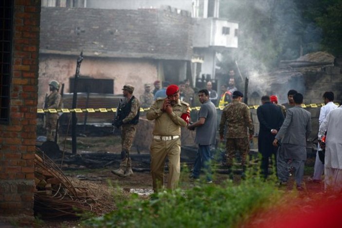Pakistan'da askeri eğitim uçağı düştü: 17 ölü
