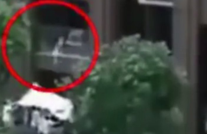 Çin'de camda asılı kalan çocuk battaniyeyle kurtarıldı