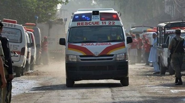 Pakistan'da polise bombalı saldırı: 4 ölü, 20 yaralı