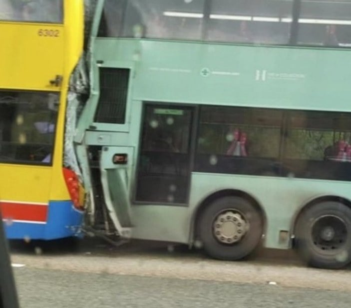 Hong Kong'da  iki katlı iki yolcu otobüsü çarpıştı