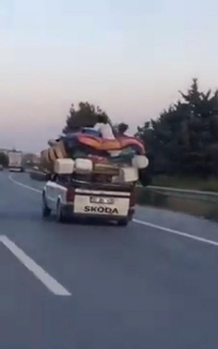 Adana’da kamyonet üzerinde tehlikeli yolculuk