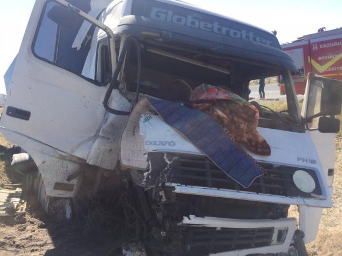 Erzurum'da tır polis aracına çarptı