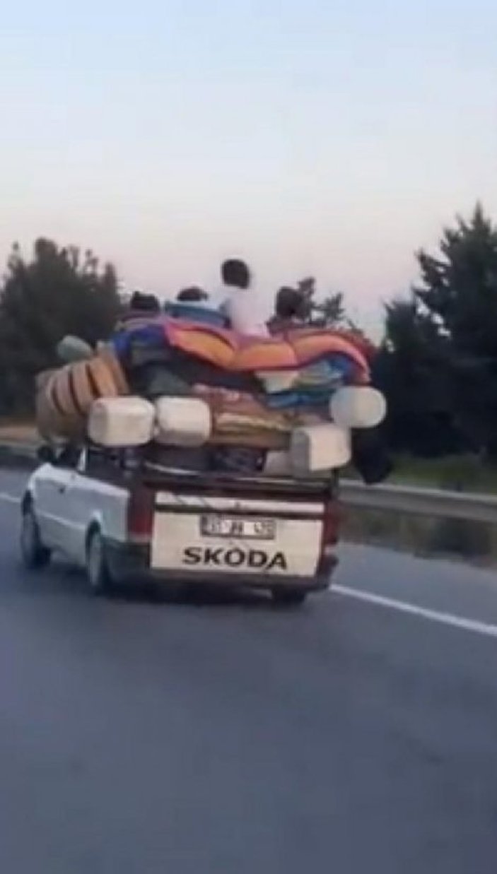 Adana’da kamyonet üzerinde tehlikeli yolculuk