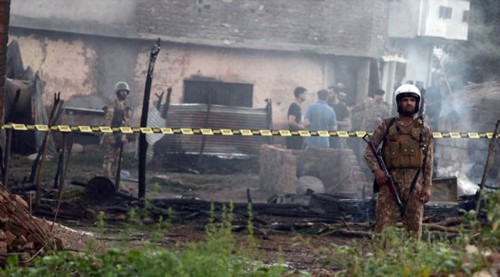Pakistan'da askeri eğitim uçağı düştü: 17 ölü