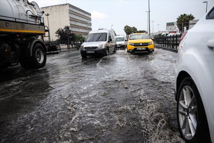 İstanbul'da sağanak aniden bastırdı