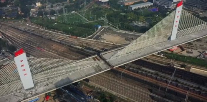 Çin'de 81 bin tonluk köprünün kurulumu