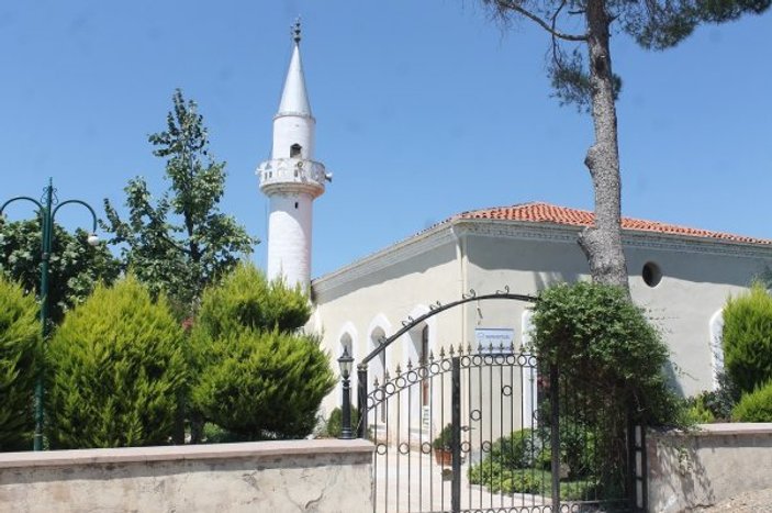 Bakımsız olan caminin bahçesini hayata döndüren imam