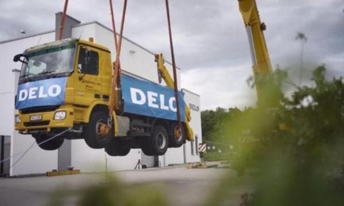 Dünyanın en güçlü yapıştırıcısı 17 tonluk kamyonu havada tuttu