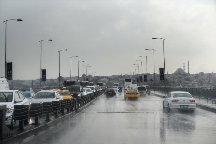 İstanbul'da sağanak aniden bastırdı