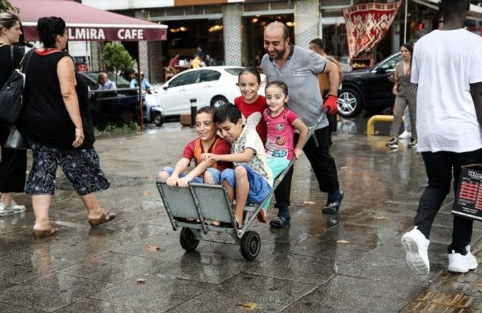 İstanbul'da sağanak aniden bastırdı