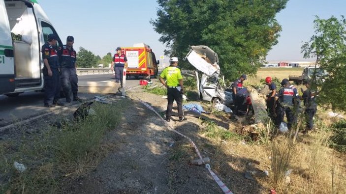 Konya'da araç yoldan çıkıp ağaca çarptı: 3 ölü